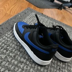 NIKE MENS COURT VISION LOW SNEAKER